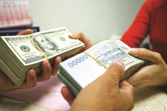 Gửi tiết kiệm bằng VND hấp dẫn hơn USD